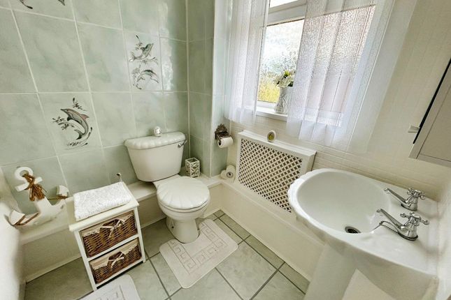 28 Ragees Road, Kingswinford photo 4