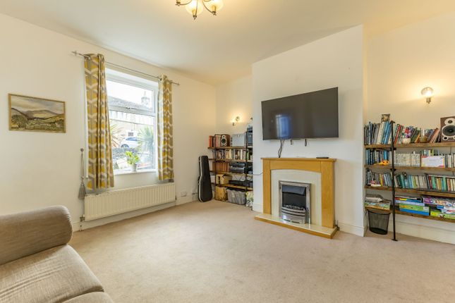 26, Far Dene, Huddersfield photo 2