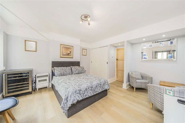 Flat 26, Selbourne House, Great Dover Street, London photo 4