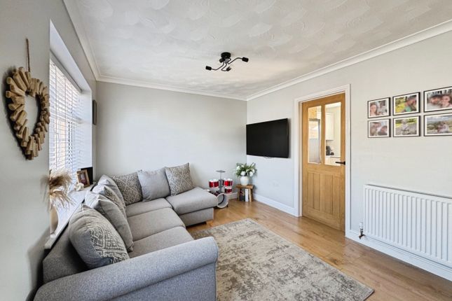 9 Sunningdale Drive, Gorseinon, West Glamorgan photo 2