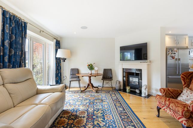 2 Chantry View, Kings Langley photo 3