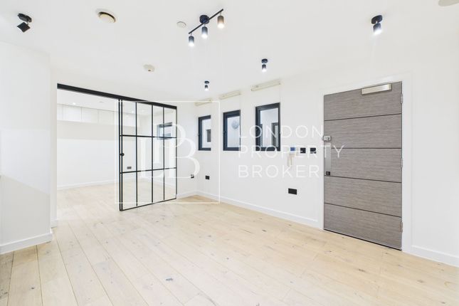 Apt 11, Manhattan Apartments, London photo 4