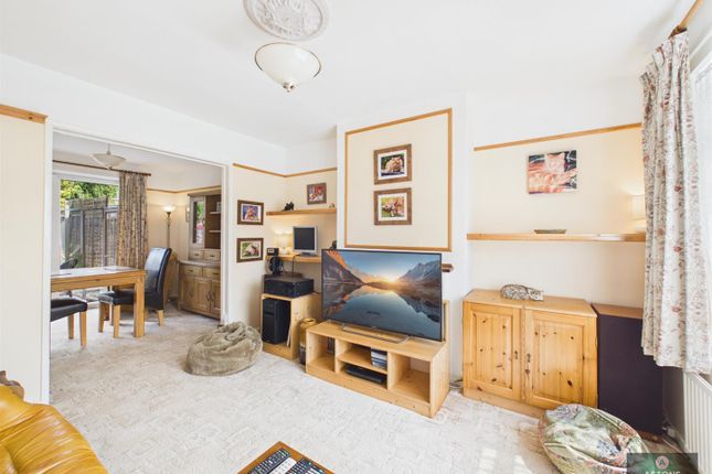 6, Windrush Close, Gossops Green photo 3