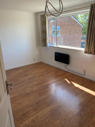 27, Ridge Bank, Slough photo 2