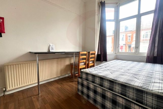 Room to rent in Glenfield Road, Western Park, Leicester
