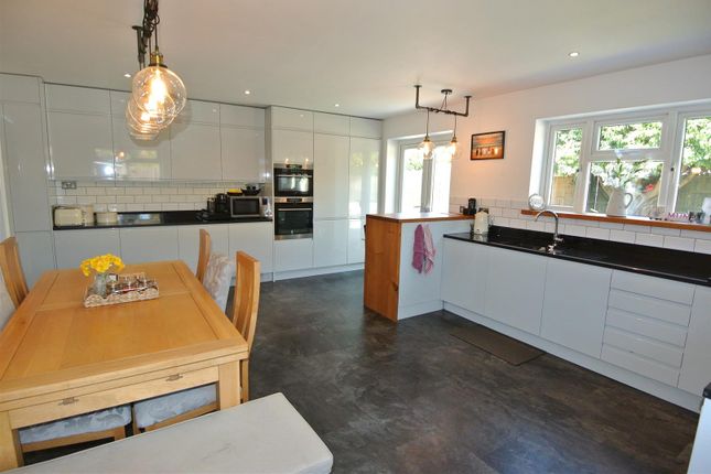 56, Vegal Crescent, Englefield Green photo 3