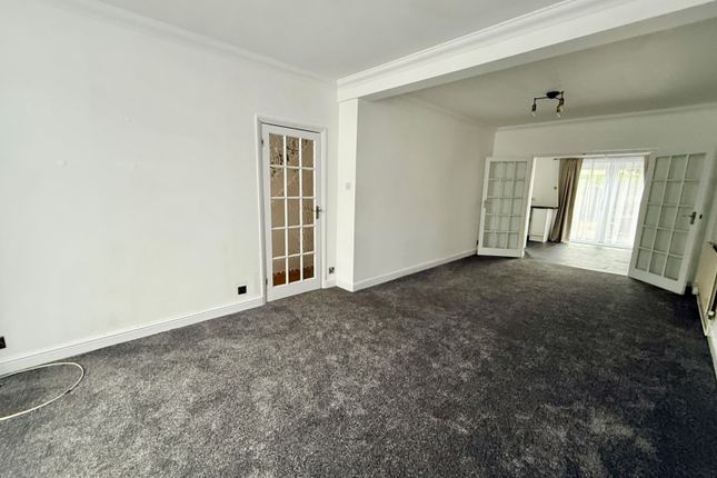 32 Havering Gardens, ROMFORD photo 3