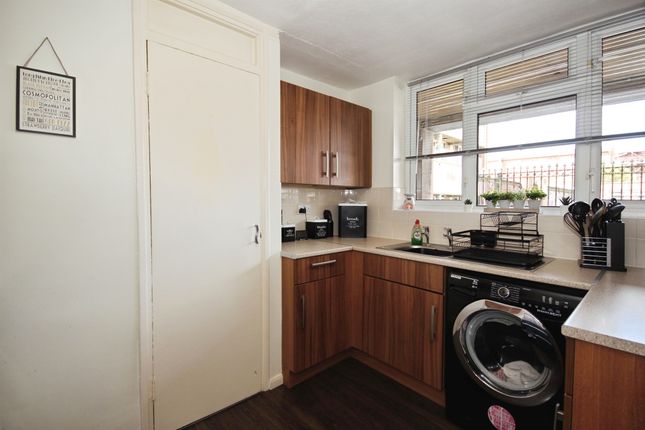 107, Crown Way, Leamington Spa photo 2
