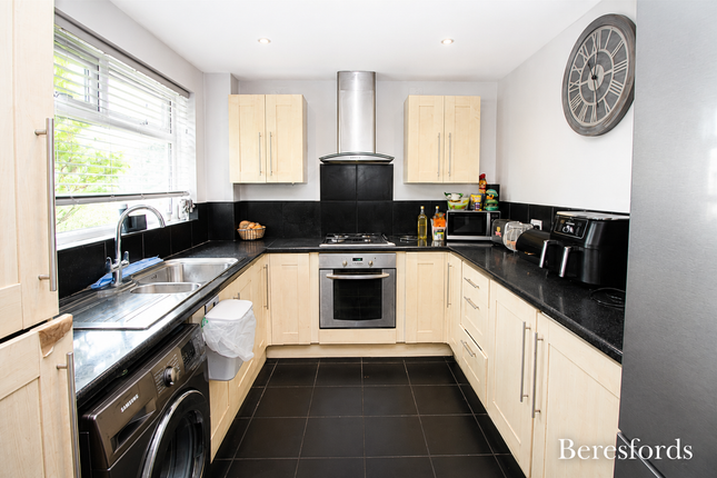 57, Long Lynderswood, Basildon photo 4
