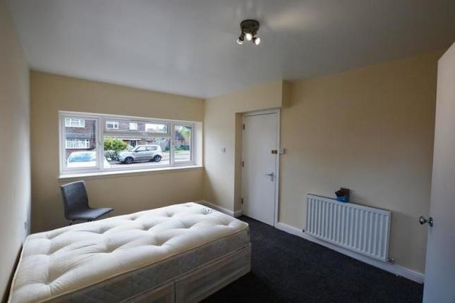 Room to rent in Willow Way, Guildford