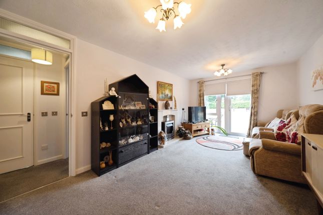 8, Cedar Court (Addlestone), Addlestone photo 2