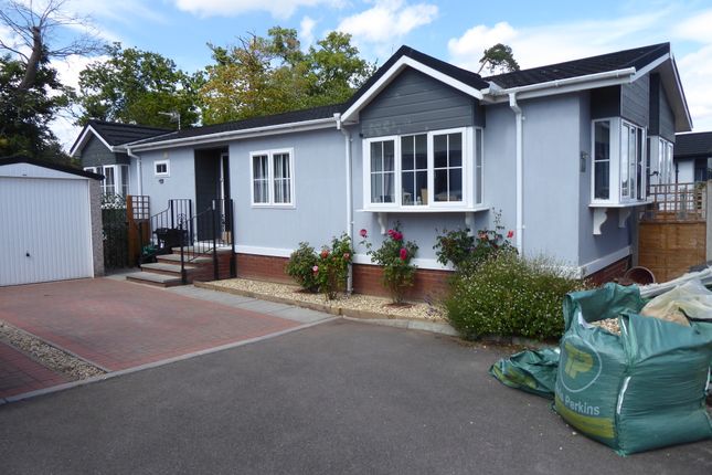 2-bed caravan on 150, Beech Hill Road, Spencers Wood, Reading, Berkshire, £250,000