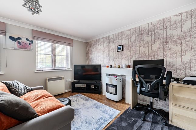 2-bed flat on Battalion Way, Thatcham, £70,000