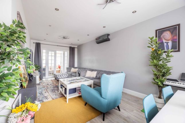 141, Monksfield Way, Slough photo 4