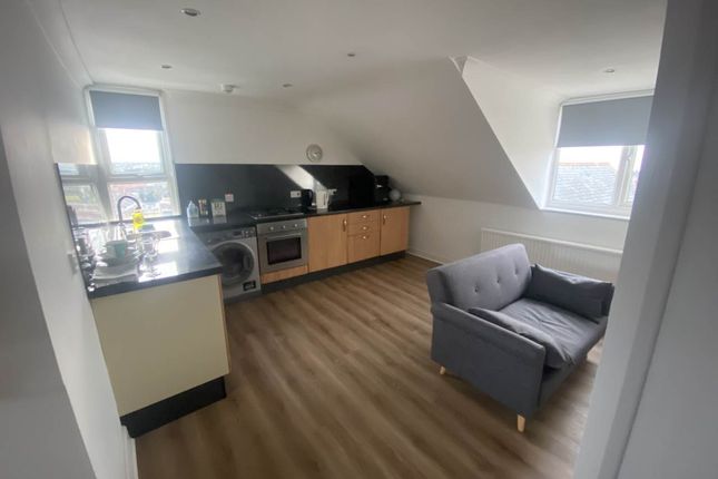 Flat to rent in Grotto Road, Margate, Kent
