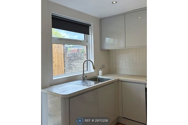 Hassop Avenue, Salford photo 4