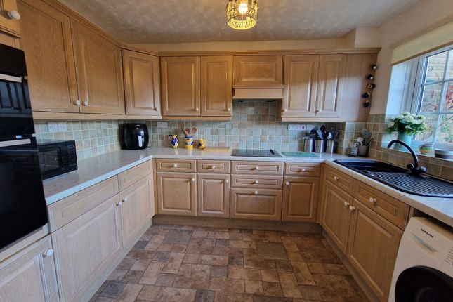 65 Larkspur Crescent, Yeovil photo 2