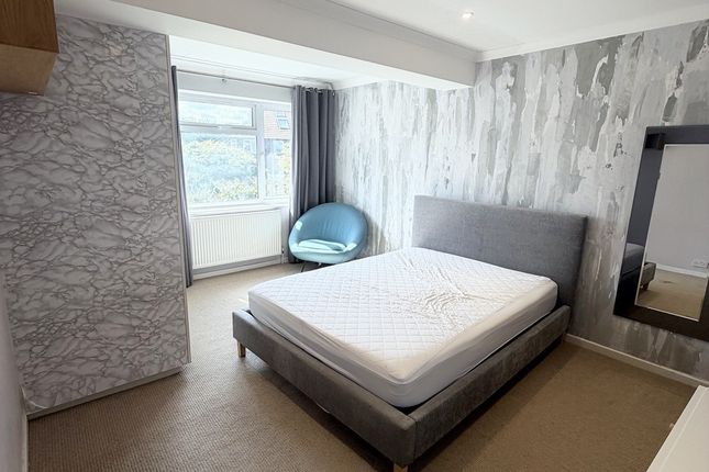 8, Sugden Road, THAMES DITTON photo 5