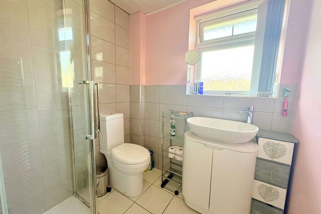 124 Thornham Drive, Bolton photo 3
