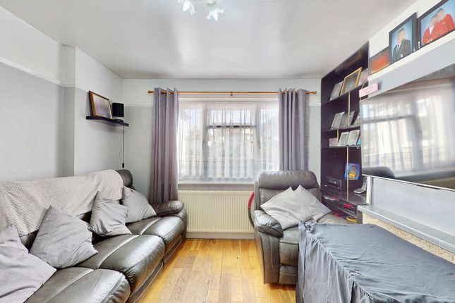1, Hunters Grove, Collier Row photo 2