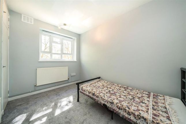 Flat 21, Webb House, Hemans Street, London photo 4