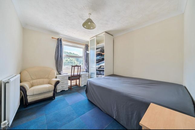 378, Milwards, Harlow photo 3