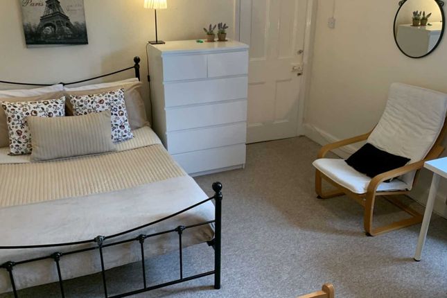 Room to rent in Farnham Road, Onslow, Guildford