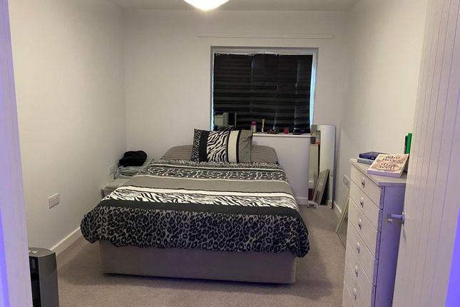 Flat 13, 220 Park Avenue, Bushey photo 4
