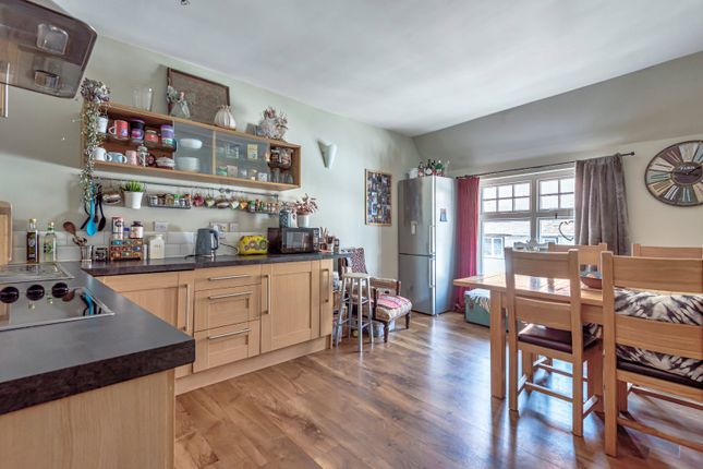 Flat to rent in 2A Queen Street, Henley-On-Thames, Oxfordshire