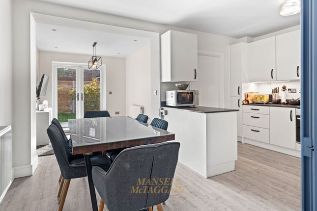 2 Payne Way, Crawley photo 4