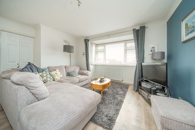 8, Winchstone Close, Shepperton photo 3