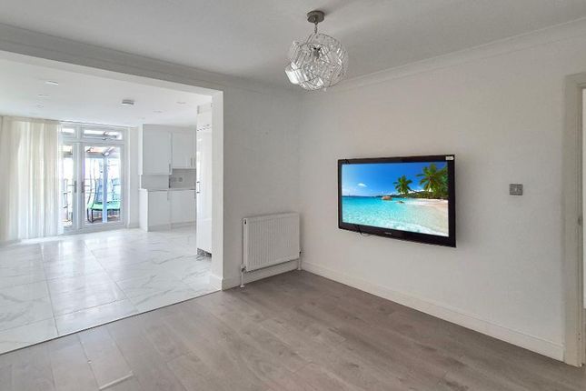 124, Huxley Road, London photo 2