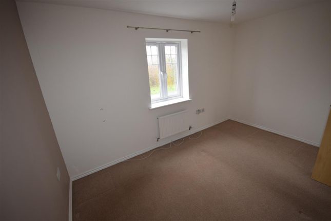 17 Merton Close, Church Gresley, Derbyshire photo 5