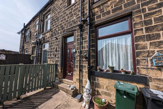 Thumbnail Cottage for sale in Brackendale, Bradford
