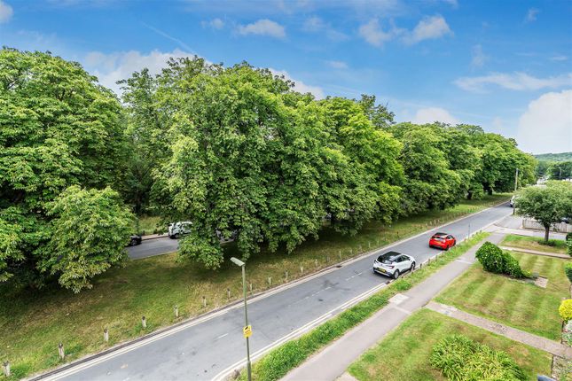 10a, Woodlodge, Woodfield Lane, Ashtead photo 4