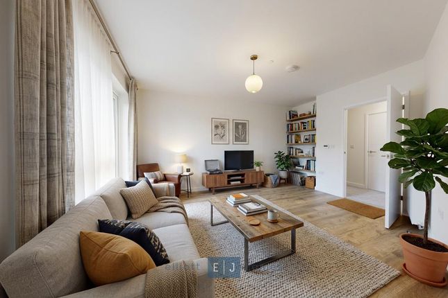 21 Luctons Close, Borders Lane, Loughton photo 3