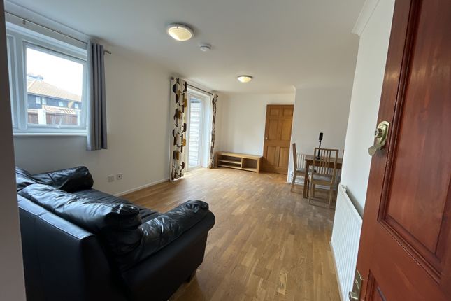 2 Bedroom Semi-Detached House, E14