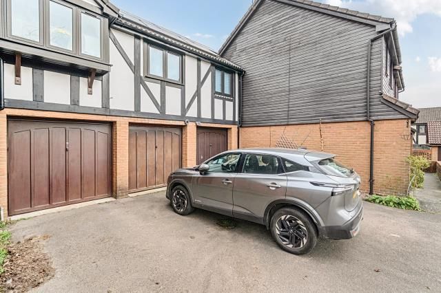 10 BURTON CLOSE, Windlesham, Windlesham photo 4