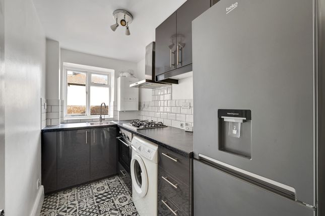 Flat 4, Woodhill Court, London photo 2