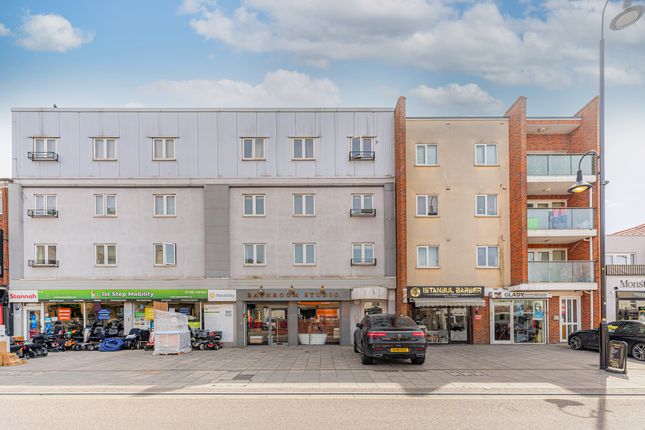 Thumbnail Flat to rent in Victoria Road, Romford