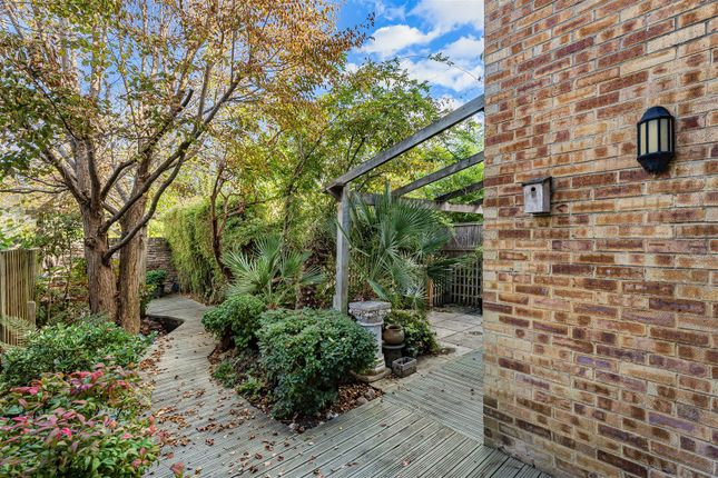 39, Bishops Close, Richmond photo 2