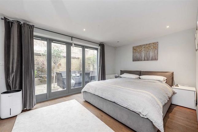 Flat for sale in Dryden Close, London