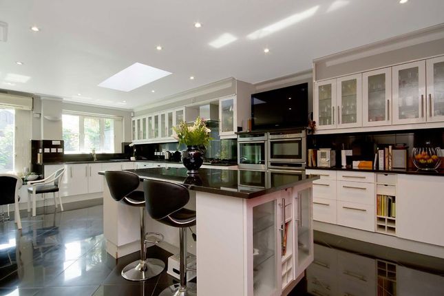 6, Surrey Crescent, London photo 4