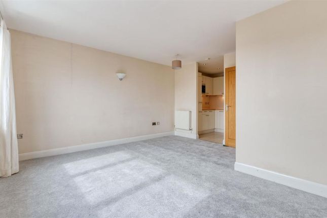 Flat to rent in Warrior Close, Thamsmead, London