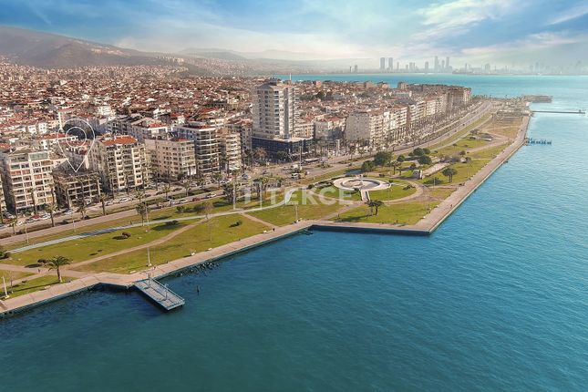 Apartment for sale in Bostanlı, Karşıyaka, İzmir, Türkiye