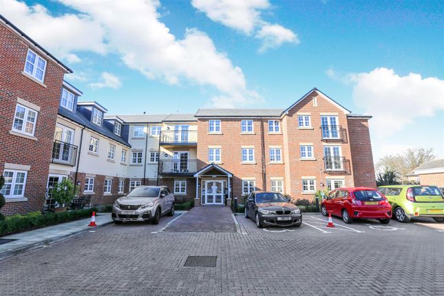 Thumbnail Flat for sale in Parkland Place, Shortmead Street, Biggleswade, Bedfordshire