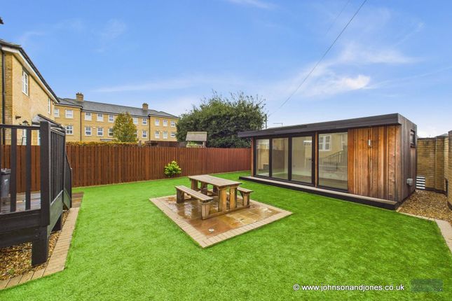 3, Kingfisher Close, Chertsey photo 2