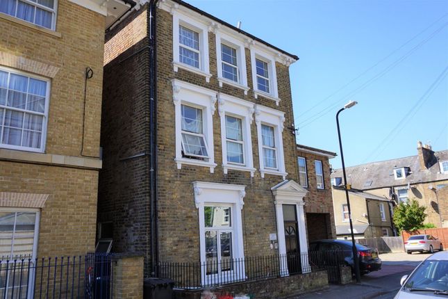Thumbnail Flat to rent in Clifton Road, Slough