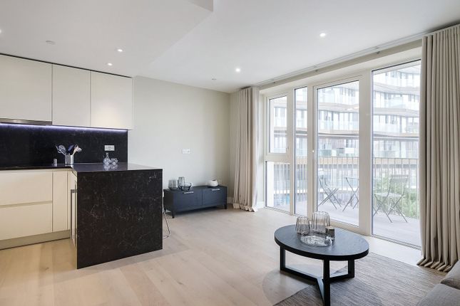 Flat to rent in Admiralty House, 150 Vaughan Way