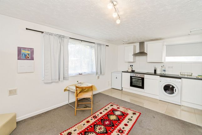 Flat 2, Winchester Court, Sutherland Close, Romsey photo 2